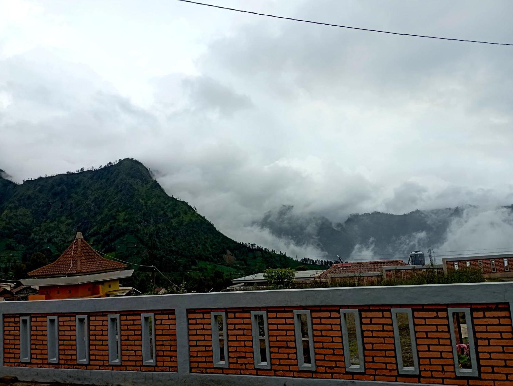 Bromo Holiday Guest House Ngadisari Exterior photo